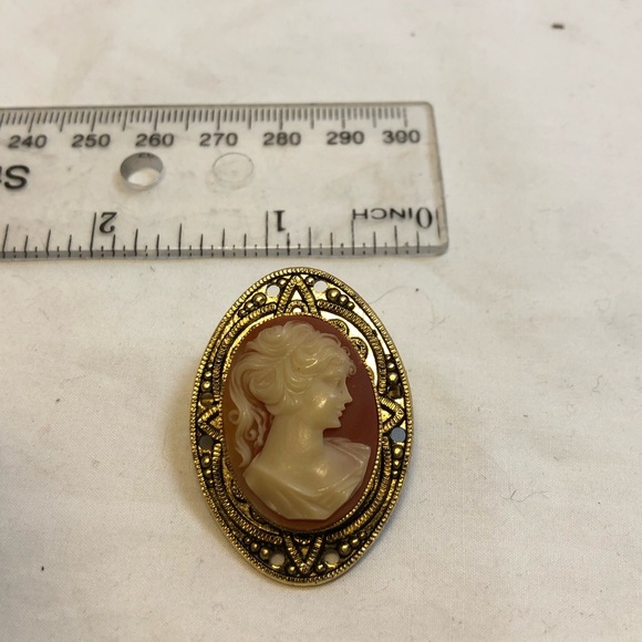 Vintage Victorian Style Gold Tone and Resin Cameo Brooch. - Picture 5 of 9